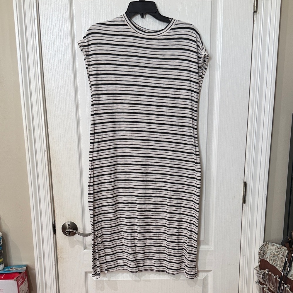 Universal thread size medium, short sleeve, black, and white striped midi dress